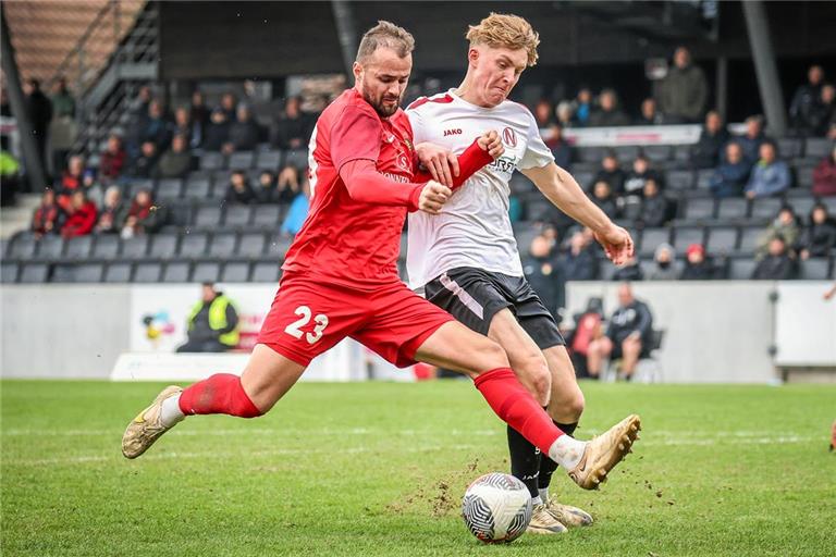 Torjäger Fabian Eisele (links) ist mit seinem Doppelpack maßgeblich am Aspacher Sieg gegen Gmünd beteiligt gewesen. Foto: Alexander Becher