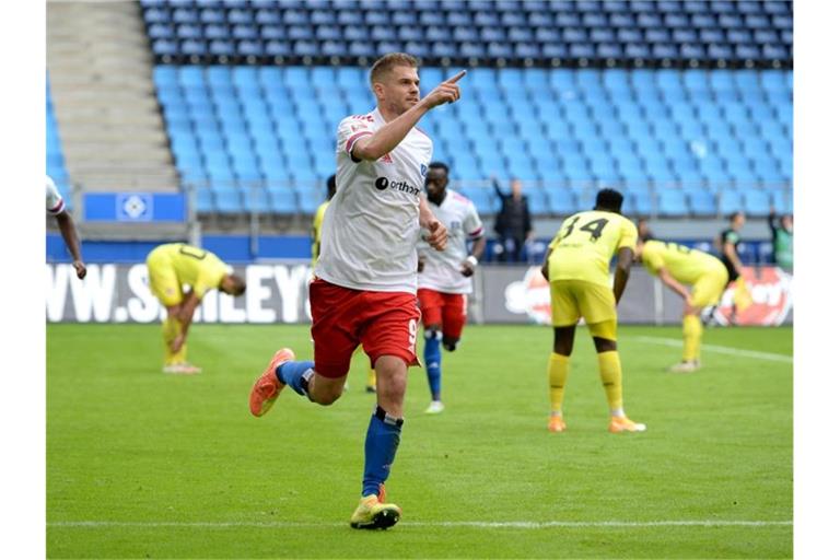 Torjäger Simon Terodde steht mit dem HSV weiter auf Platz eins der 2. Liga. Foto: Daniel Bockwoldt/dpa