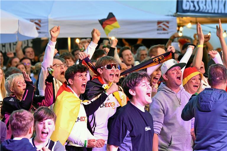Torjubel und Freudenrufe: Die Fans erleben beim Public Viewing in Allmersbach den perfekten EM-Auftakt. Foto: Tobias Sellmaier