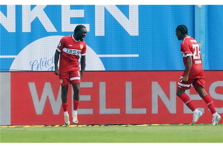 Torschütze Benjamin Boakye (li.) bejubelt seinen Ausgleichstreffer für die U21 des VfB in Rostock mit Jarzinho Malangaya.