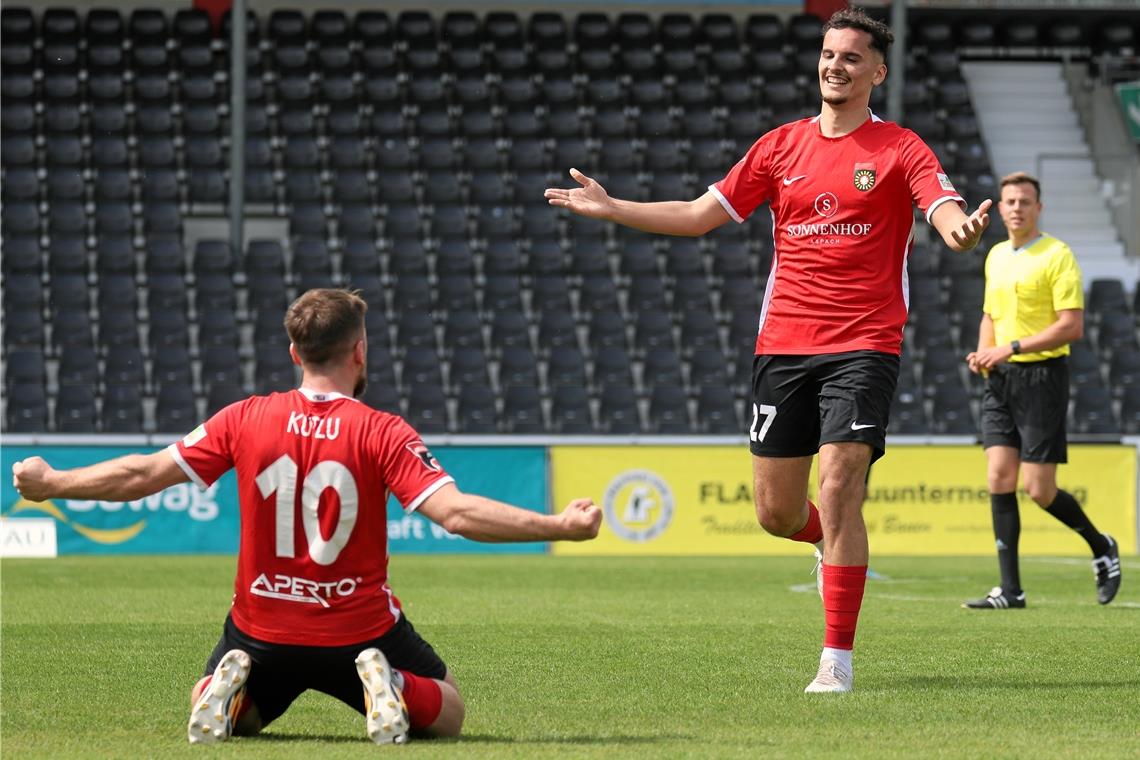 Torschütze Bleart Dautaj (rechts) bejubelt mit Hakan Kutlu das 1:0 für die Großaspacher. Foto: Alexander Becher