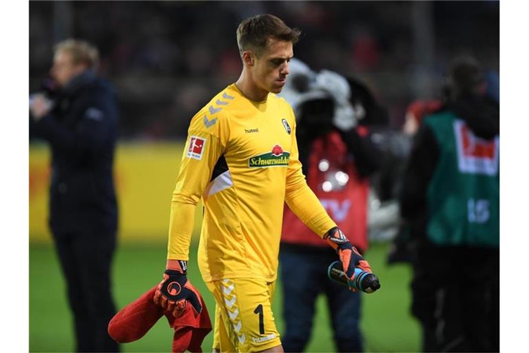 Torwart Alexander Schwolow von SC Freiburg geht vom Platz. Foto: Patrick Seeger/dpa/Archivbild