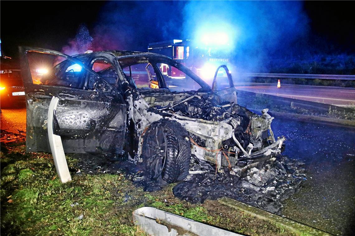 Totalschaden: der abgebrannte BMW auf der B 29. Foto: Kevin Lermer/7 aktuell