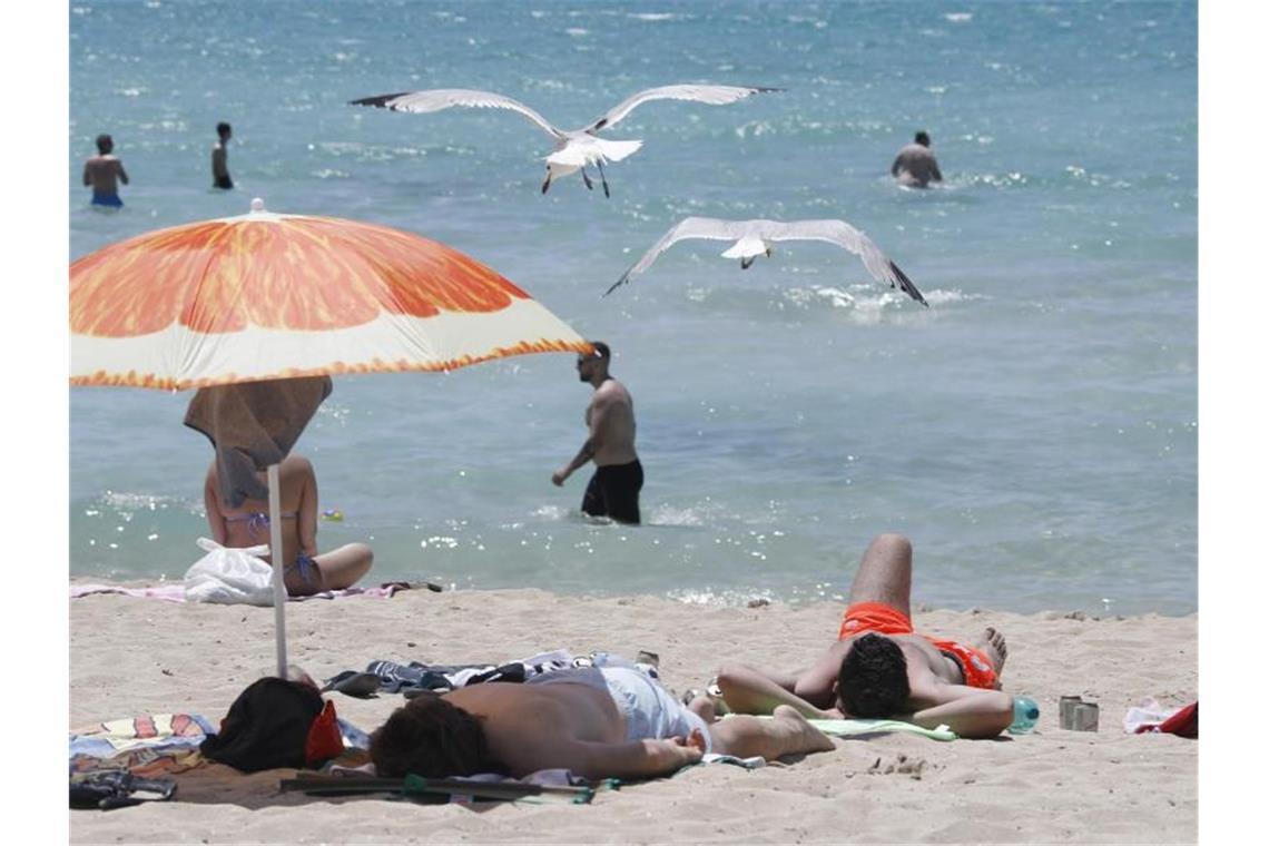 Deutsche am Ballermann: „Doppelt geimpft, doppelt Spaß“ Touristen genießen die Sonne am Strand von Arenal. Foto: Clara Margais/dpa