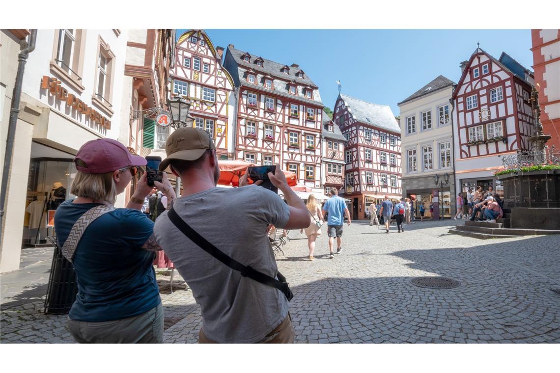 Touristen im Fachwerk-Städtchen Bernkastel-Kues. Die Lust aufs Reisen ist ungebrochen.