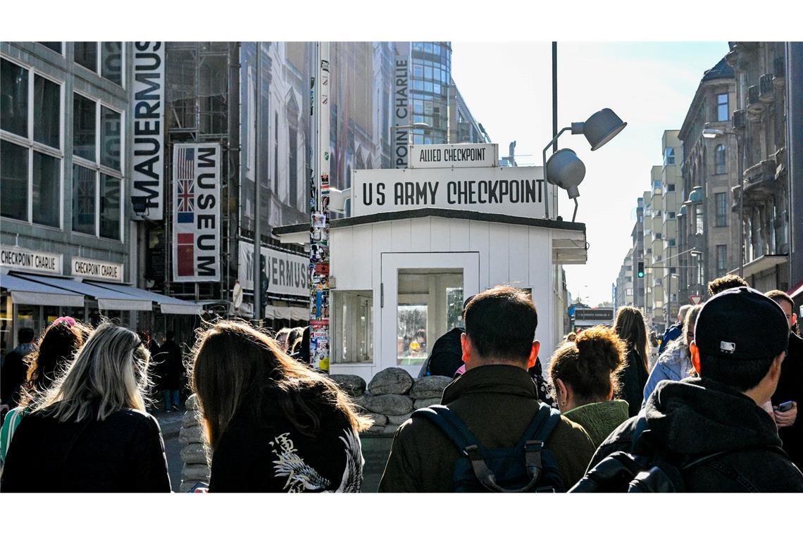 Touristen sind am Kontrollhaus am Checkpoint Charlie vor dem "Mauermuseum - Museum Haus am Checkpoint Charlie" zu sehen. (Archivbild)