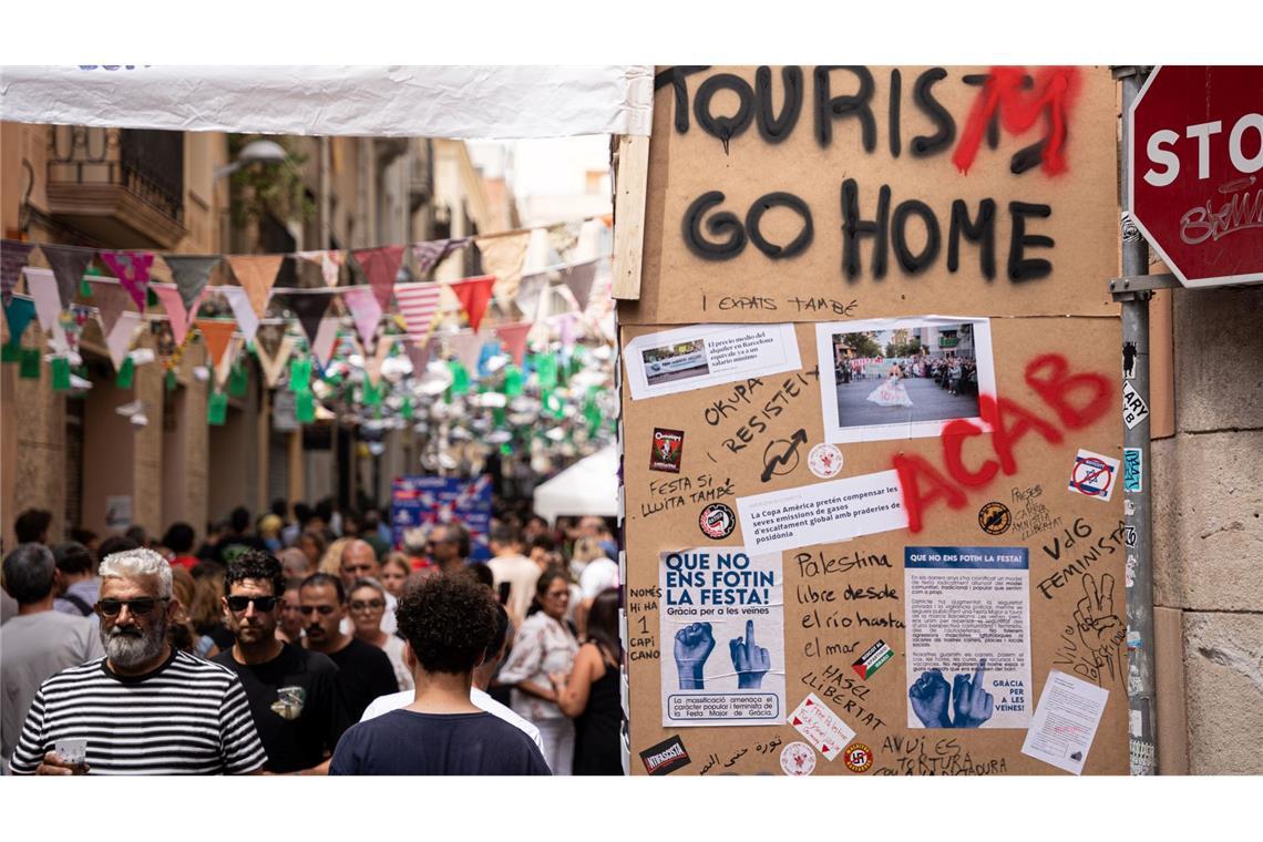 "Tourists go home" beziehungsweise "Tourism go home" steht an einer Wand in Barcelona (August 2024).