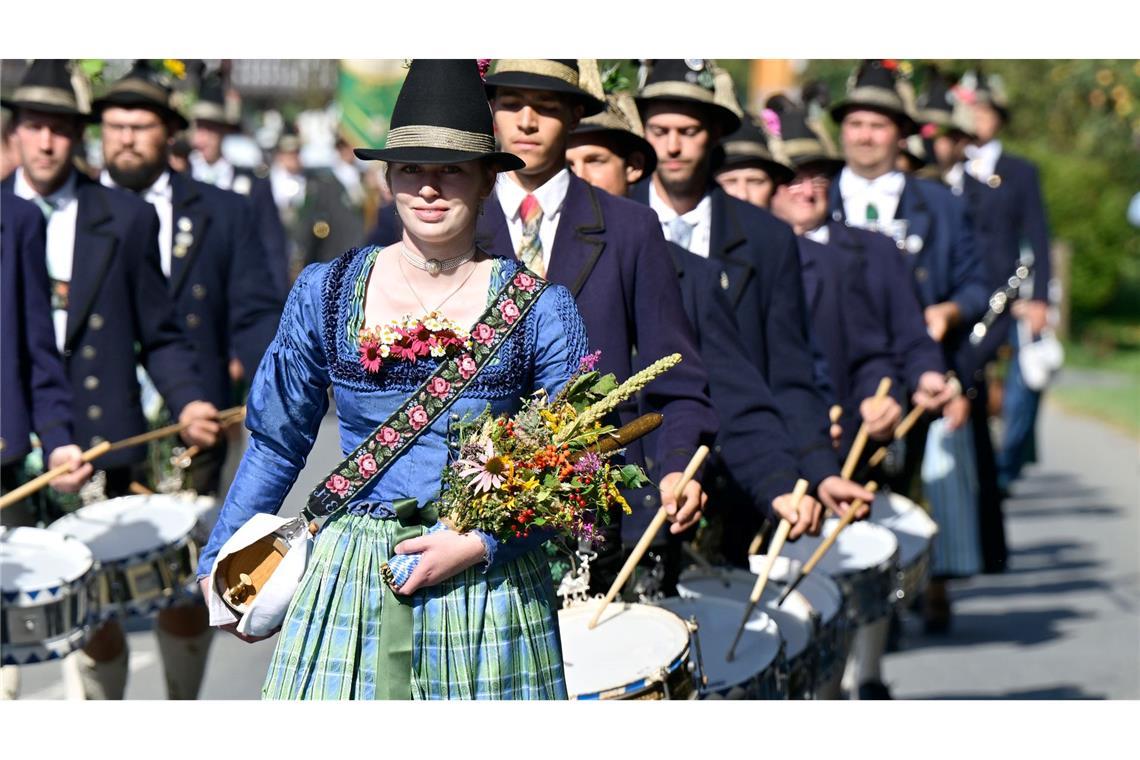 Trachtenfestzug in Bayern: Bei dem jährlichen Kochler Heimattag, der traditionell an Mariä Himmelfahrt stattfindet, trägt eine Frau einen "Kräuterbuschen", einen Strauß aus Heilkräutern.