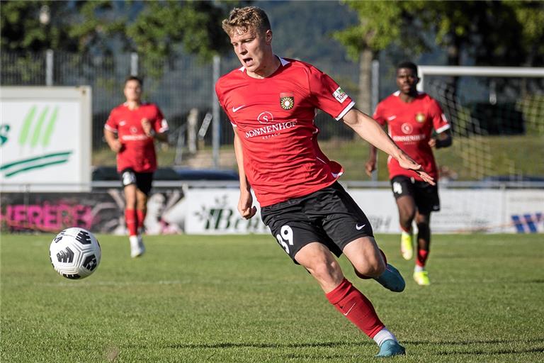 Traf früh zum 1:0: Nico Engel. Mit der Aspacher Herrlichkeit war es beim Außenseiter aus dem Kurort in der Göppinger Ecke nach der Halbzeit aber rasch vorbei. Foto: Alexander Becher