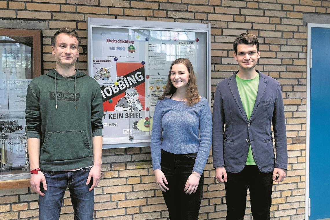 Fit im Umgang mit Problemen Tragen mit ihrem Engagement zu einem guten Schulklima bei: Philipp Kadereit, Nadine Spitznagel und Simon Müller aus der Jahrgangsstufe zwei. Das 1999 eingeführte Streitschlichtermodell ist ein wichtiger Baustein des personalen und sozialen Lernens am Max-Born-Gymnasium. Foto: J. Fiedler