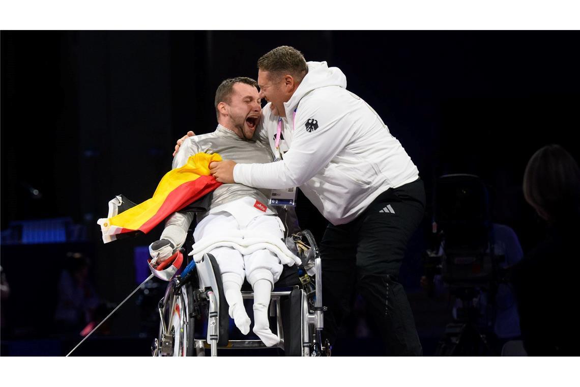 Trainer Alexander Bondar feiert mit Paralympics-Sieger Maurice Schmidt.