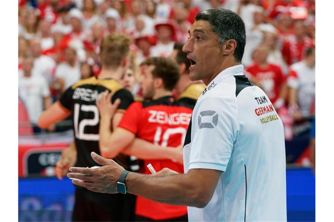 Traumziel Tokio: Letzte Olympia-Chance für Generation Grozer Trainer Andrea Giani will sich mit den deutschen Volleyballern für die Olympischen Spiele qualifizieren. Foto: Vdb / Ronald Hoogendoorn/CEV/dpa