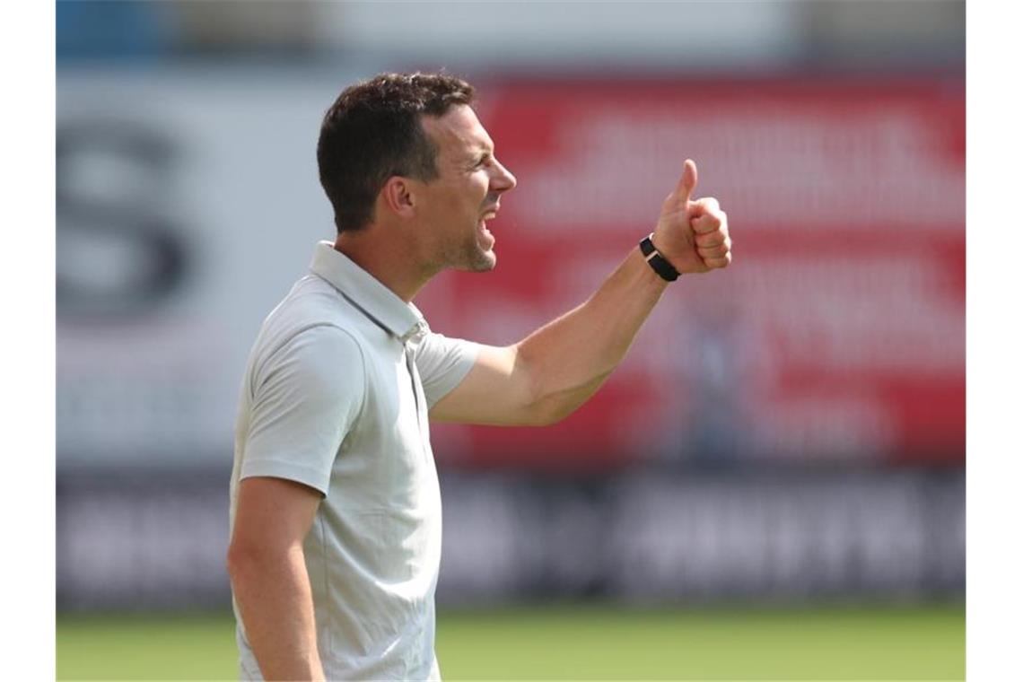 Trainer Christian Eichner vom Karlsruher SC steht am Spielfeldrand. Foto: Danny Gohlke/dpa/Archivbild