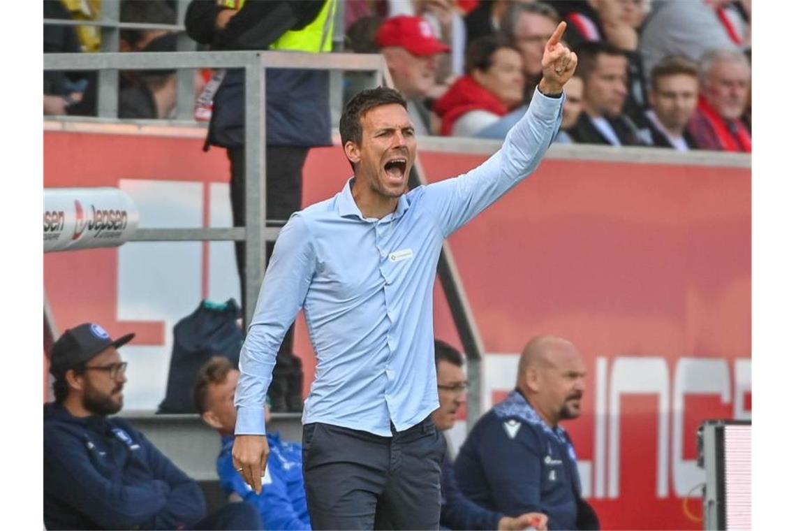 Trainer Christian Eichner von Karlsruhe gibt seiner Mannschaft Anweisungen. Foto: Armin Weigel/dpa