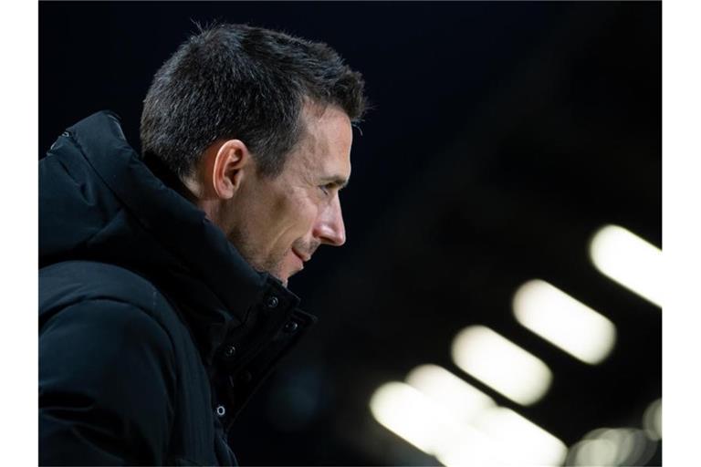 Trainer Christian Eichner von Karlsruhe kommt vor einem Spiel in das Stadion. Foto: Sven Hoppe/dpa