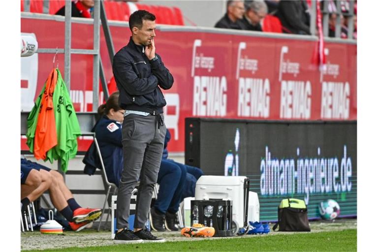 Trainer Christian Eichner von Karlsruhe steht am Spielfeldrand. Foto: Armin Weigel/dpa/Archiv