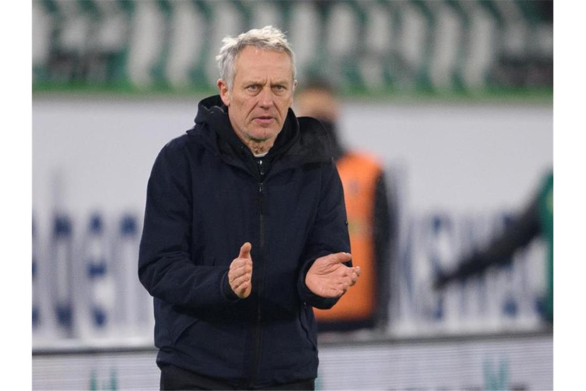 Freiburg will lange Negativserie gegen Dortmund beenden Trainer Christian Streich gestikuliert am Spielfeldrand. Foto: Swen Pförtner/dpa/Archivbild