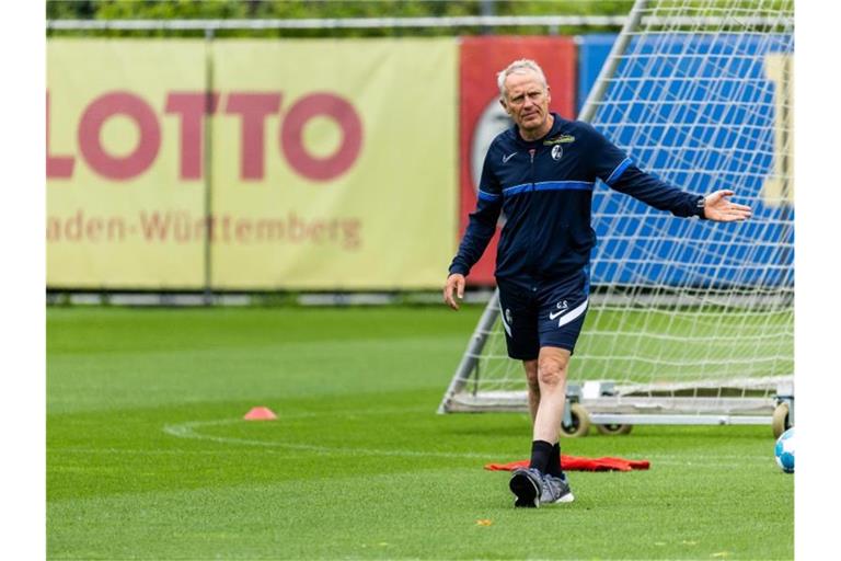 Trainer Christian Streich läuft über den Trainingsplatz. Foto: Philipp von Ditfurth/dpa/Archivbild