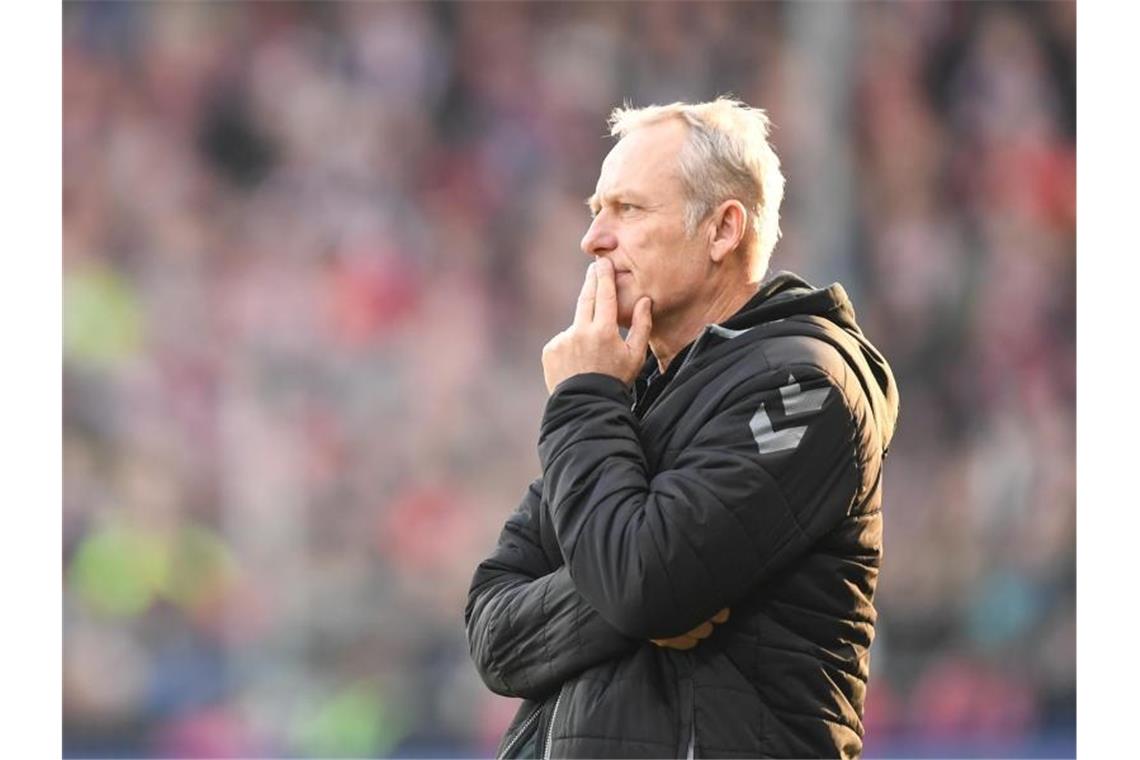 Trainer Streich zu Vertrag: „Es spricht alles für Freiburg“ Trainer Christian Streich von Freiburg beobachtet das Spiel. Foto: Patrick Seeger/dpa/Archiv