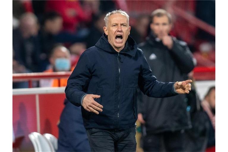 Trainer Christian Streich von SC Freiburg ruft seinem Team etwas zu. Foto: Andreas Gora/dpa