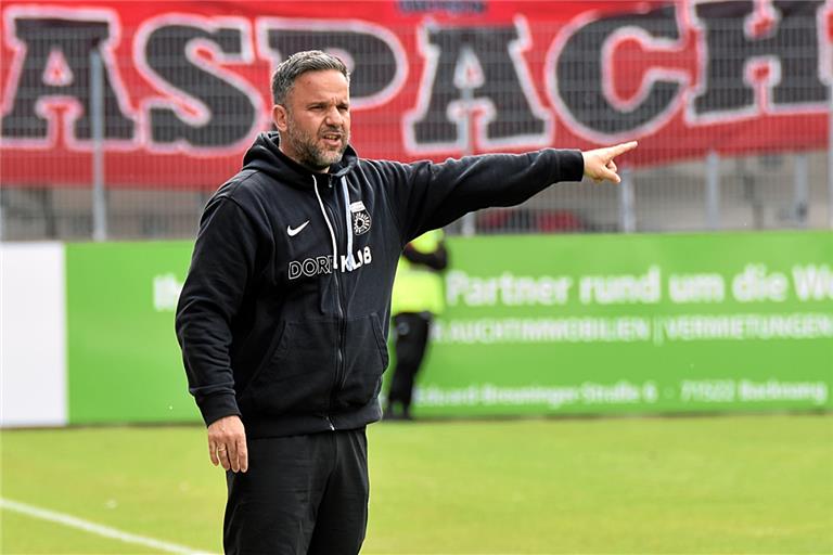 Trainer Evangelos Sbonias weist der SG Sonnenhof Großaspach den Weg in Richtung der Regionalliga-Aufstiegsrunde. Foto: Tobias Sellmaier