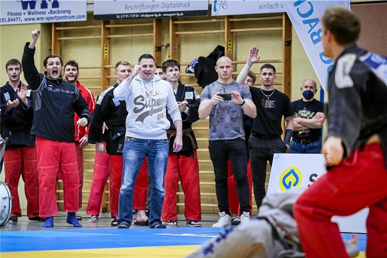 Trainer Jens Holderle (heller Pullover) und die TSG-Judokas wollen dieses Jahr endlich den ersten Erstliga-Sieg bejubeln. Foto: Alexander Becher