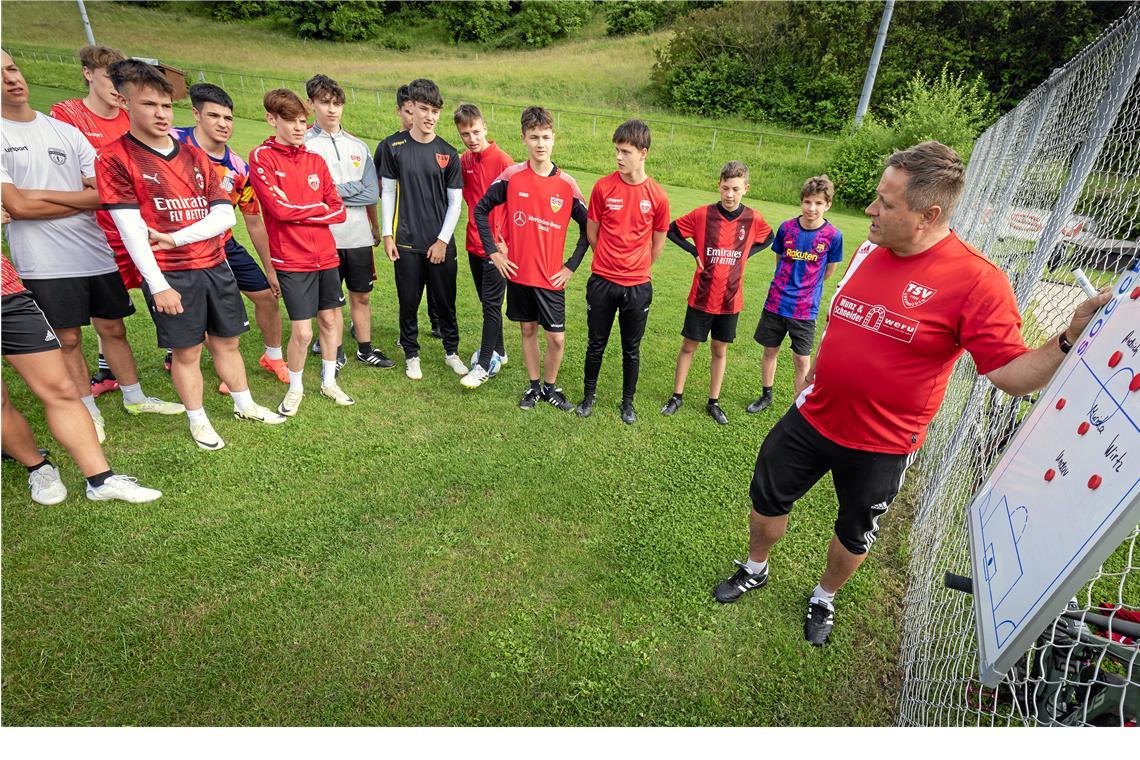 Trainer Jörg Pfannenschmidt und seine 14- und 15-jährigen Jungs favorisieren ein Stuttgarter Trio in der deutschen Anfangsformation. Foto: Alexander Becher