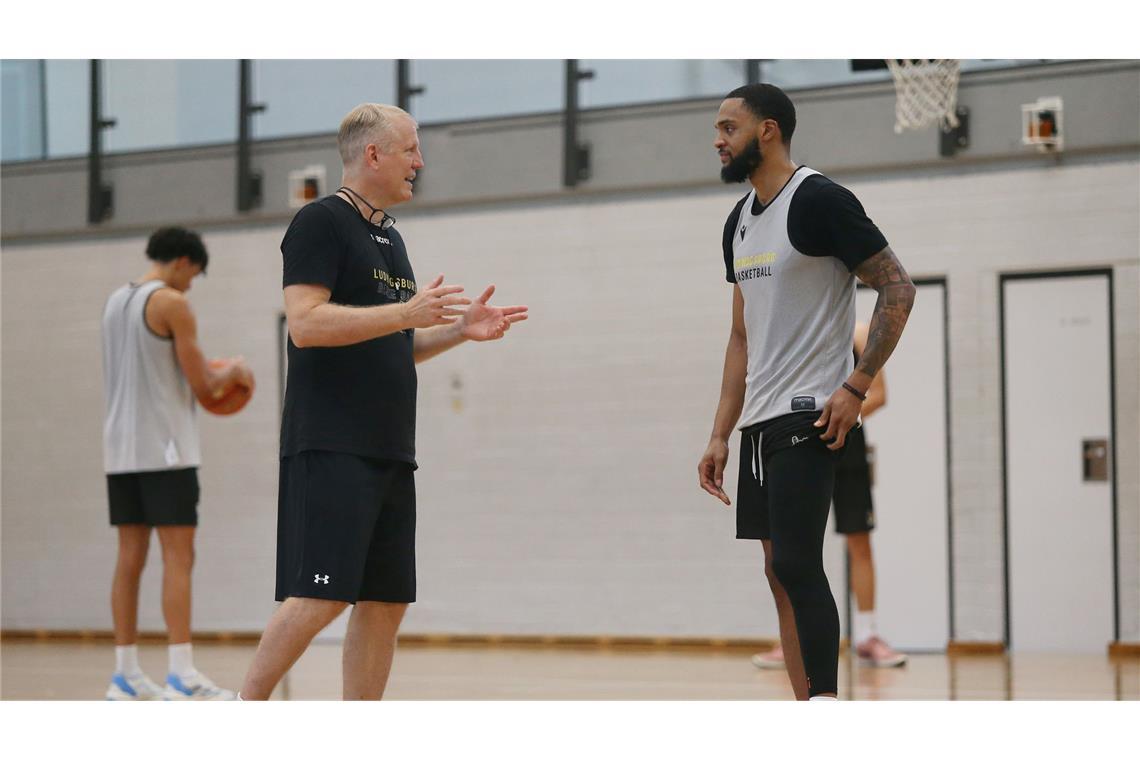 Trainer John Patrick befeuert das Rätselraten um Jeff Roberson (rechts).