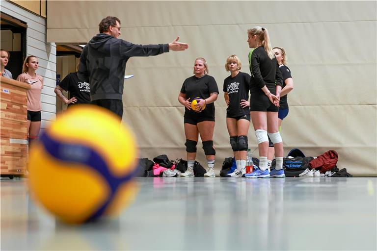 Trainer Markus Sutterer weiht die Volleyballerinnen der TSG Backnang Kim Prade, Gwen Szabo, Milana Schroeder, Andrea Lachenmaier, Anne Pötzl, Alexandra Berger und Caroline Leutz (von links) in seinen Spielplan ein. Foto: Alexander Becher