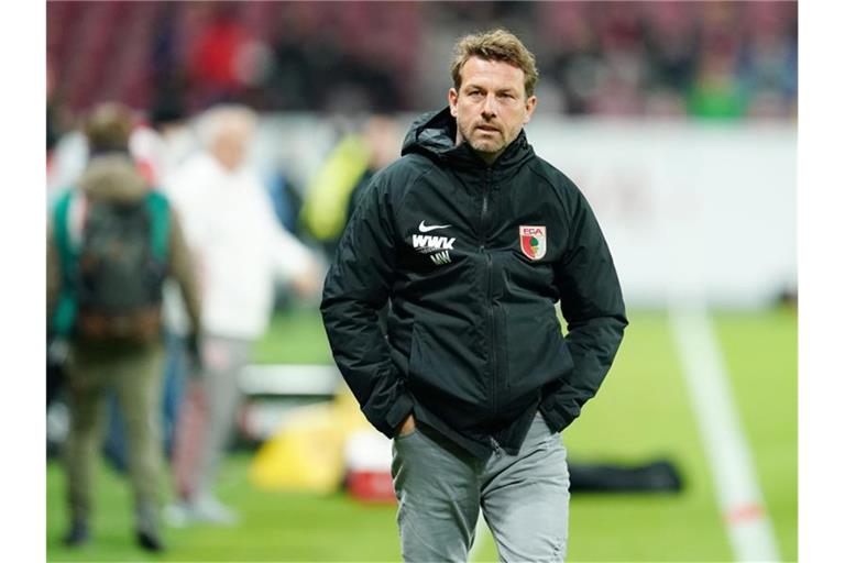 Trainer Markus Weinzierl kommt ins Stadion. Foto: Uwe Anspach/dpa/Archivbild