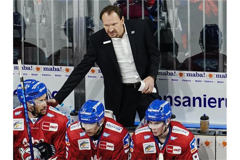 Trainer Pavel Gross spricht mit seinen Spielern. Foto: Uwe Anspach/dpa/Archivbild