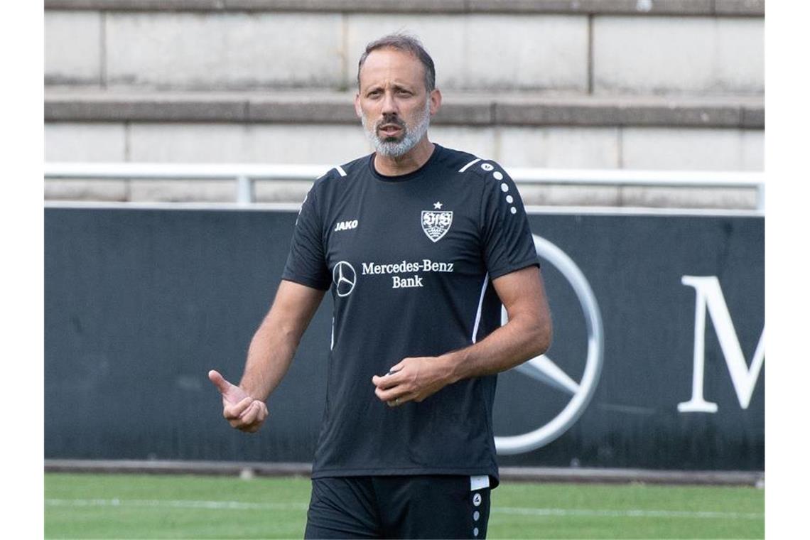 Trainer Pellegrino Matarazzo gibt Anweisungen. Foto: Bernd Weißbrod/dpa