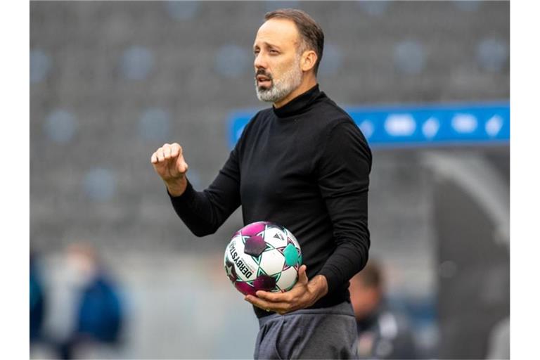 Trainer Pellegrino Matarazzo von VfB Stuttgart hält den Ball in der Hand. Foto: Andreas Gora/dpa/Archivbild