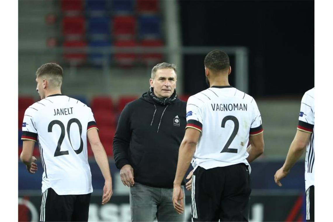 Lob für Kuntz: „Keine schlechte Wahl“ als Bundestrainer Trainer Stefan Kuntz (M.) kommt bei den U21-Nationalspielern gut an. Foto: Csaba Domotor/dpa