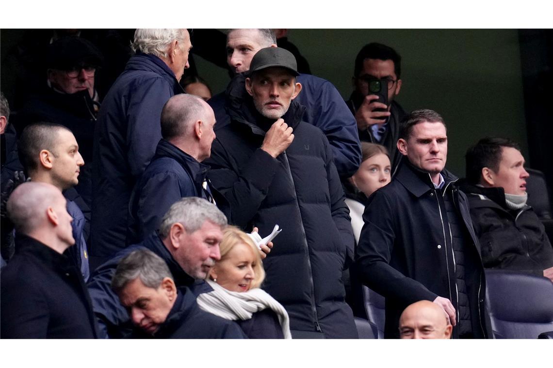 Trainer Thomas Tuchel (l) auf der Tribüne.