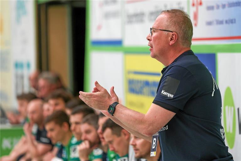 Trainer Volker Blumenschein steht morgen das letzte Mal als HCOB-Trainer an der Seitenlinie. Foto: Alexander Becher