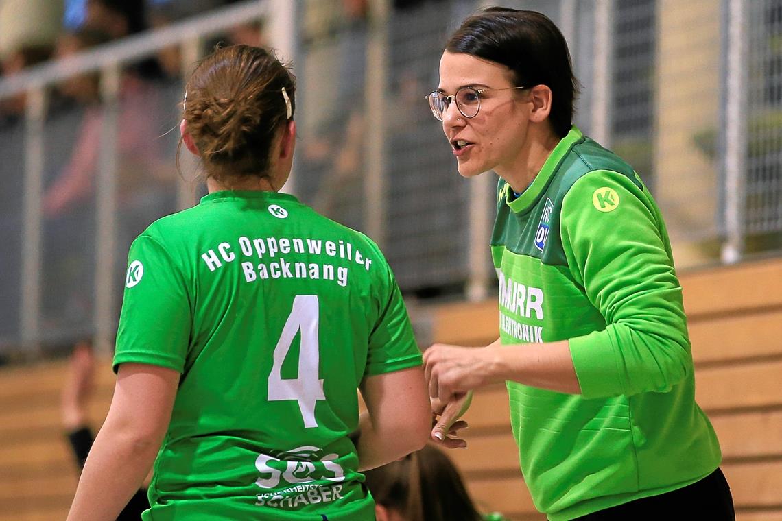 Trainerin Judit Lukács (rechts) hat immer einen Ratschlag und Hinweis für ihre Spielerinnen parat. Foto: A. Becher