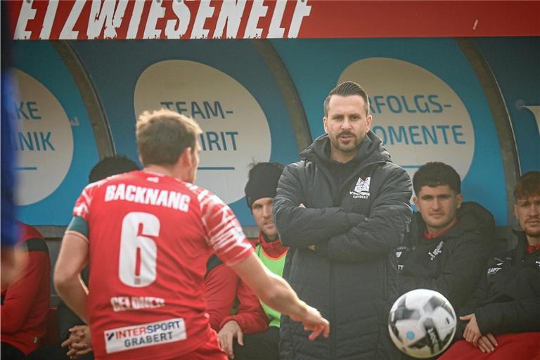 Trainerrückkehrer Mario Marinic hat bei der Etzwiesenelf um Kapitän Julian Geldner schon wieder alles im Blick. Foto: Alexander Becher