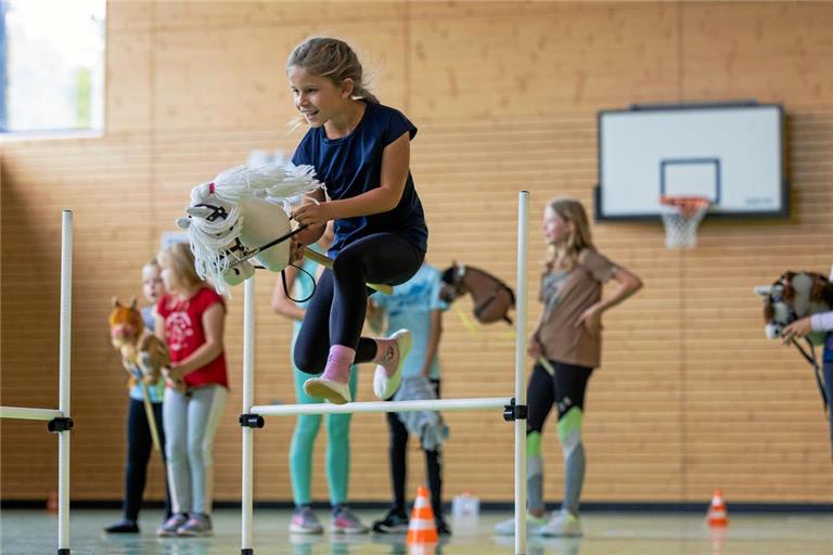 Training für das Hobby-Horsing-Turnier: Bei der leichten Springprüfung müssen 40 Zentimeter überwunden werden. Foto: Alexander Becher