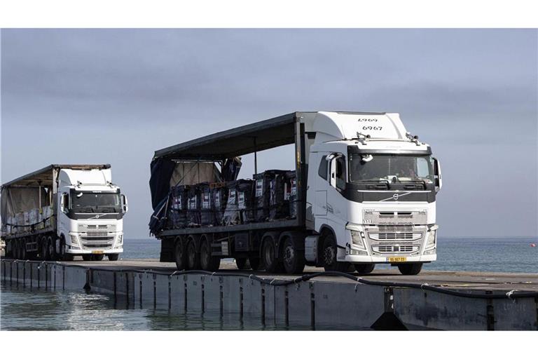 Transport von Hilfsgütern über den provisorischen Hafen