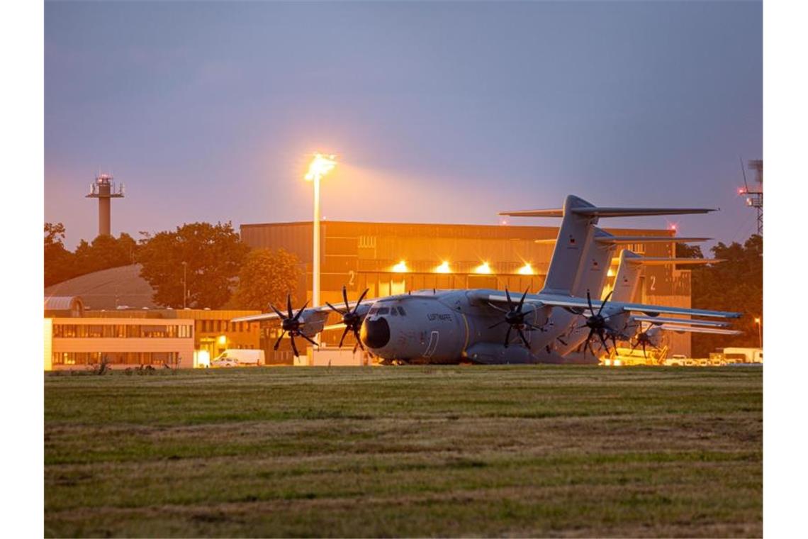 Schwieriger Start der deutschen Evakuierungsaktion in Kabul Transportflugzeuge vom Typ Airbus A400M der Luftwaffe stehen am Abend auf dem Fliegerhorst Wunstorf in der Region Hannover. Foto: Moritz Frankenberg/dpa