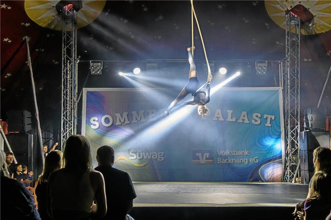 Trapezkünstlerin Laya Lia Yo schwebt grazil durch die Luft und verbiegt dabei ihren Körper. Fotos: Stefan Bossow