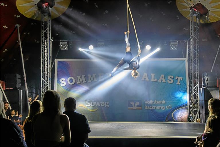 Trapezkünstlerin Laya Lia Yo schwebt grazil durch die Luft und verbiegt dabei ihren Körper. Fotos: Stefan Bossow