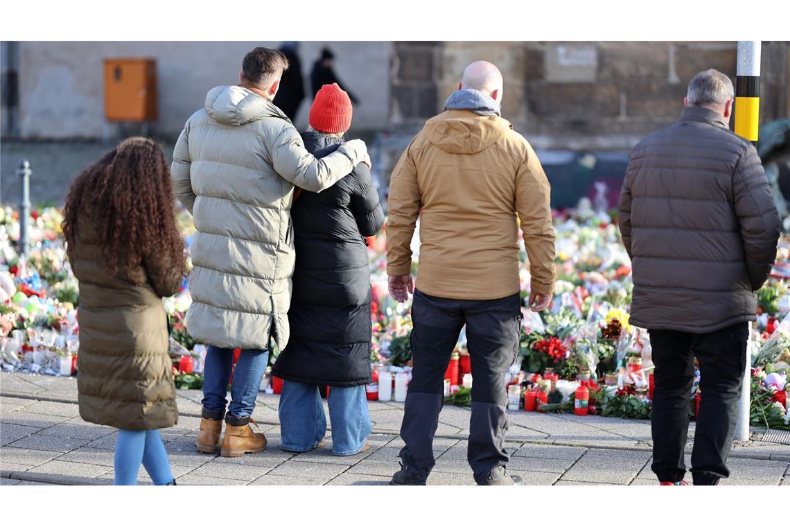 Trauer vor der Johanniskirche: Magdeburg gedenkt der Opfer des Weihnachtsmarkt-Anschlags