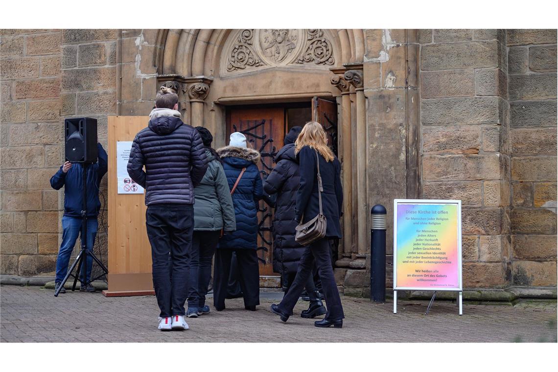 Trauergäste gehen in die die St. Petrus-Kirche, in der eine Trauerfeier für den auf dem Weihnachtsmarkt in Magdeburg getöteten neunjährigen Jungen stattfindet.