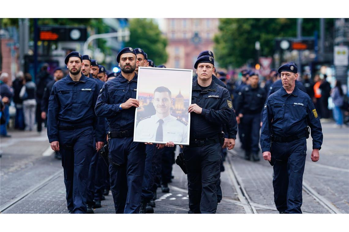 Trauermarsch für den bei einer Messerattacke tödlich verletzten Polizisten Rouven Laur (Archivbild).