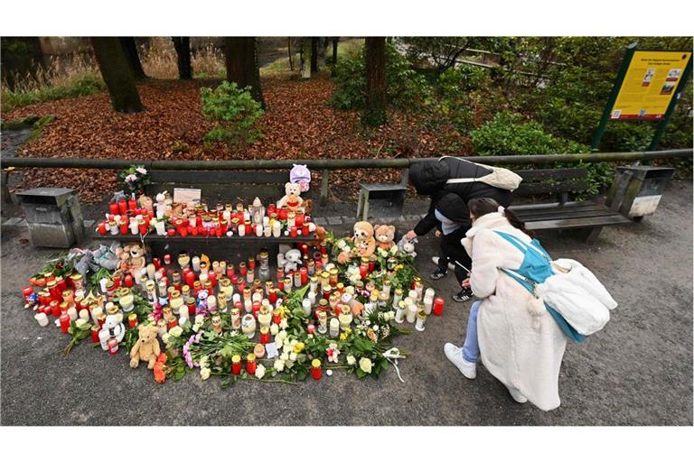 Trauernde in Aschaffenburg: Die Stadt steht nach der Messerattacke unter Schock.