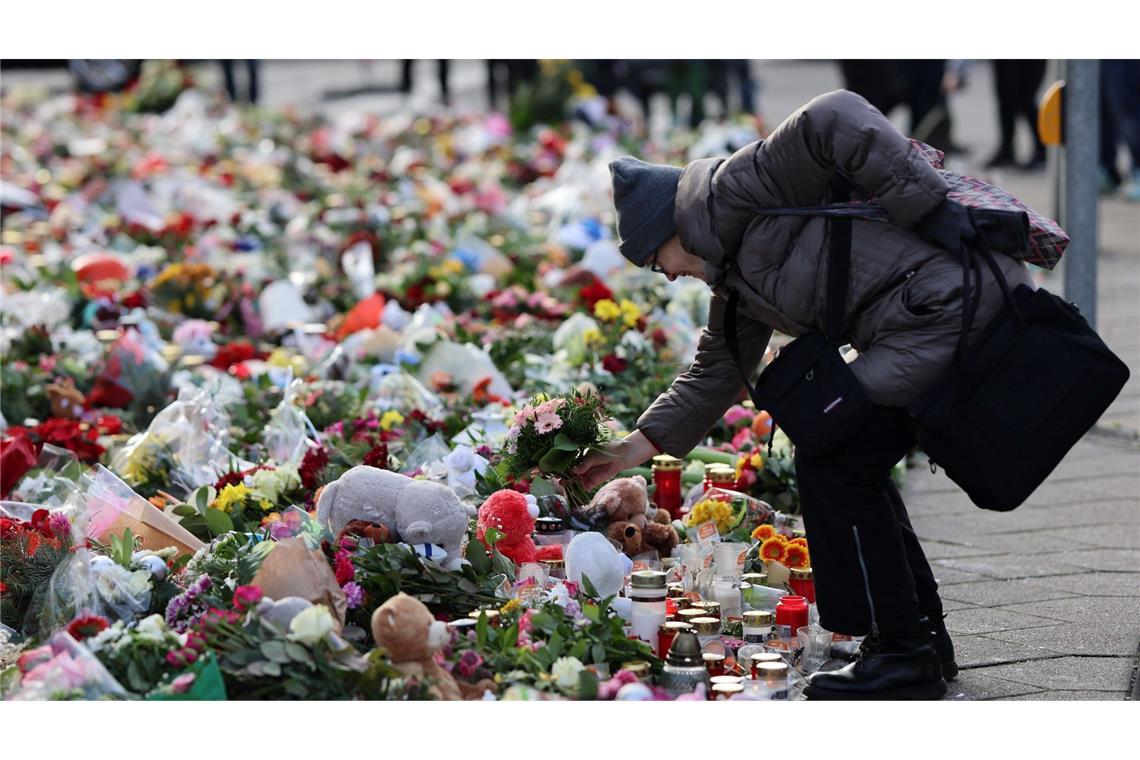 Trauernde legen Blumen vor der Magdeburger Johanniskirche ab. (Archivbild)