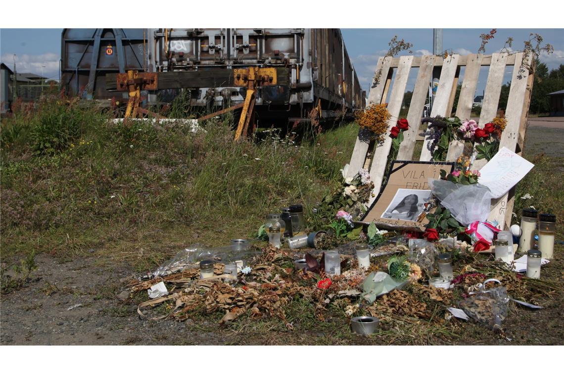 Trauernde legten am Tatort  Kerzen, Blumen und Briefe nieder. (Archivbild)