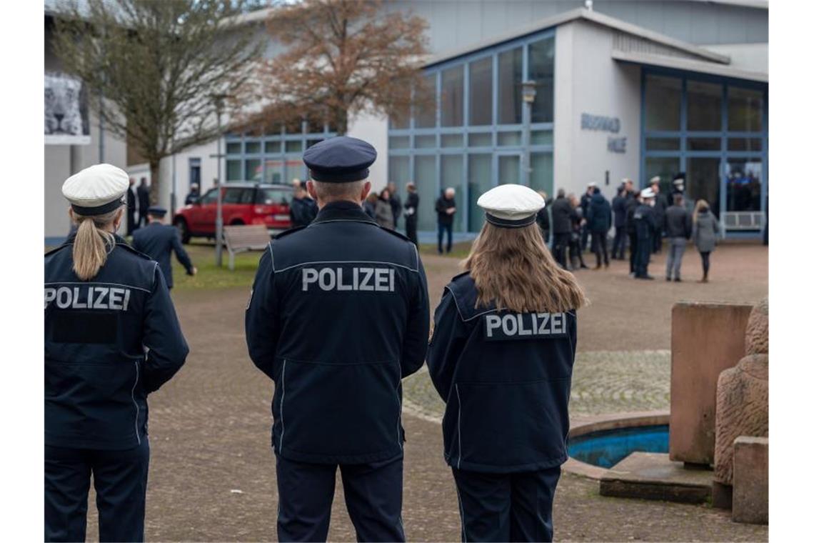 Hunderte trauern um getöteten Polizisten Trauernde Polizisten vor der Bruchwaldhalle in Freisen. Foto: Harald Tittel/dpa